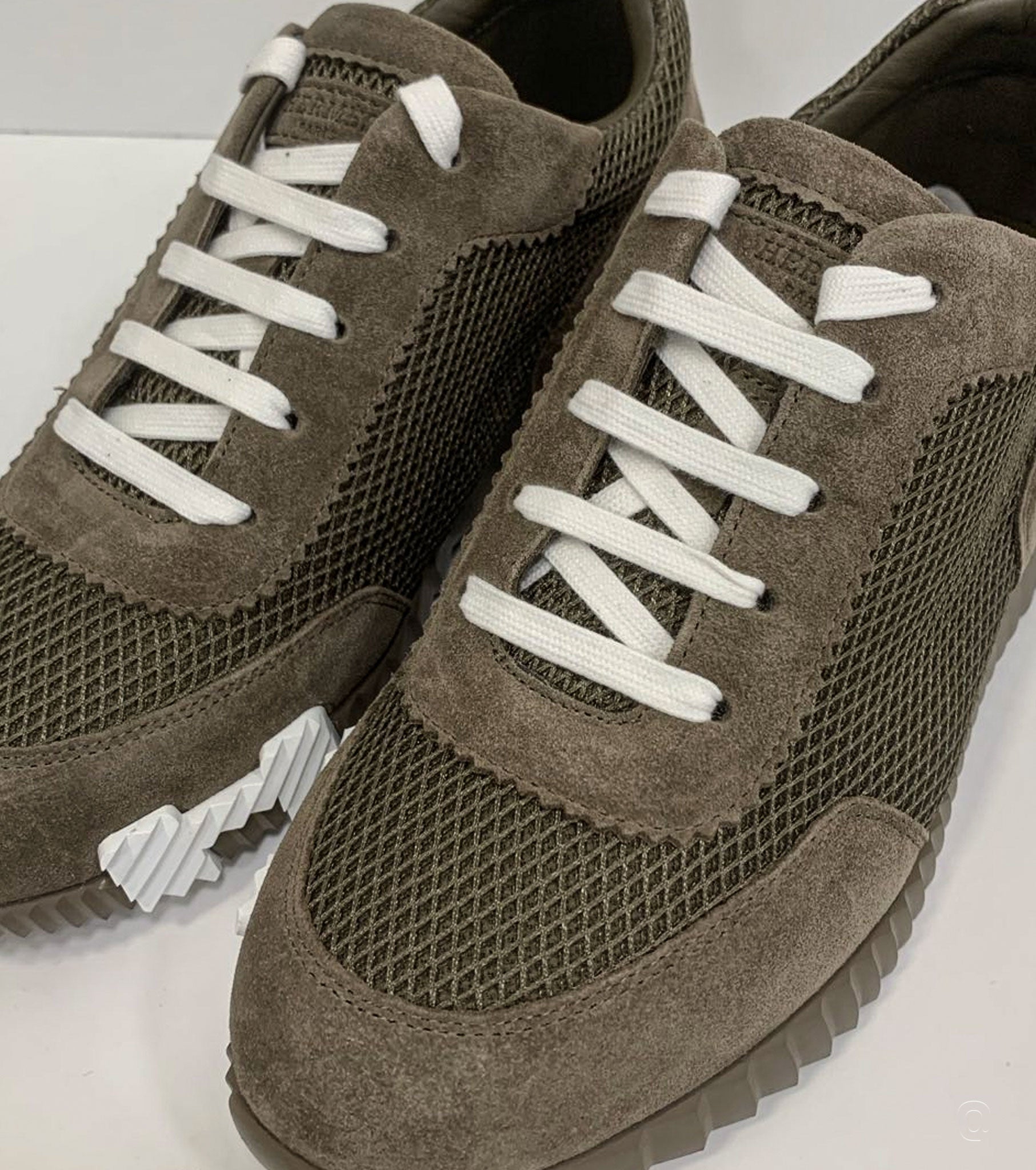 Bouncing sneaker
