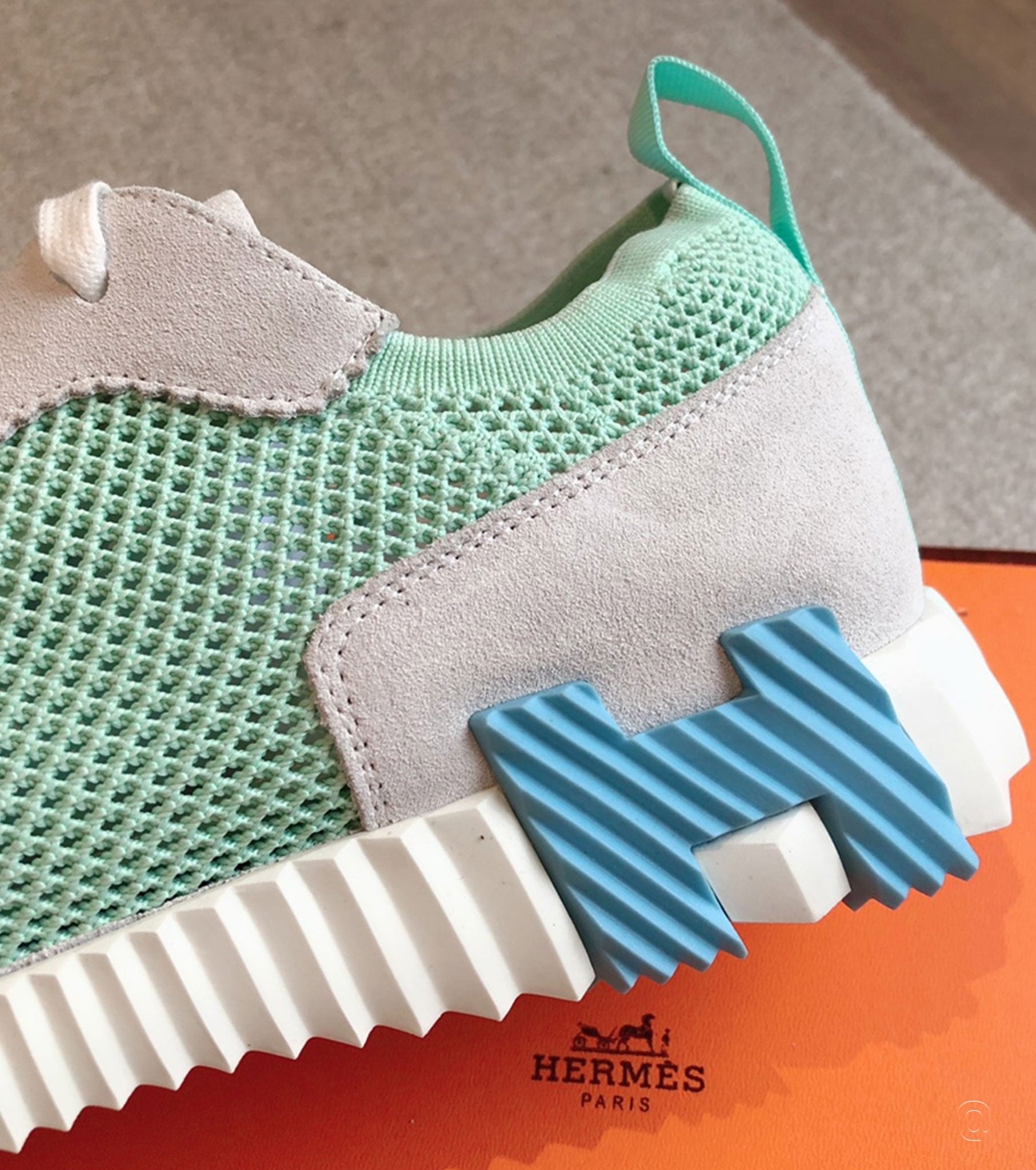 Bouncing sneaker