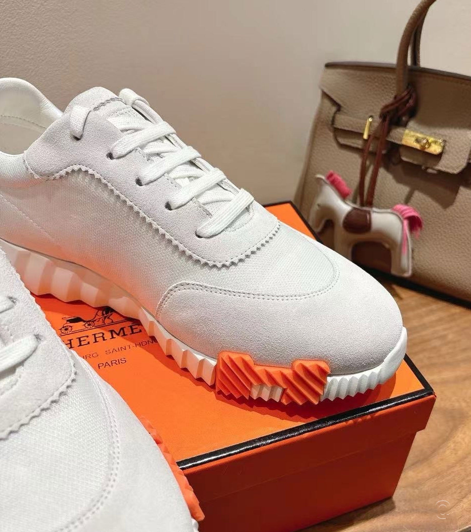 Bouncing sneaker