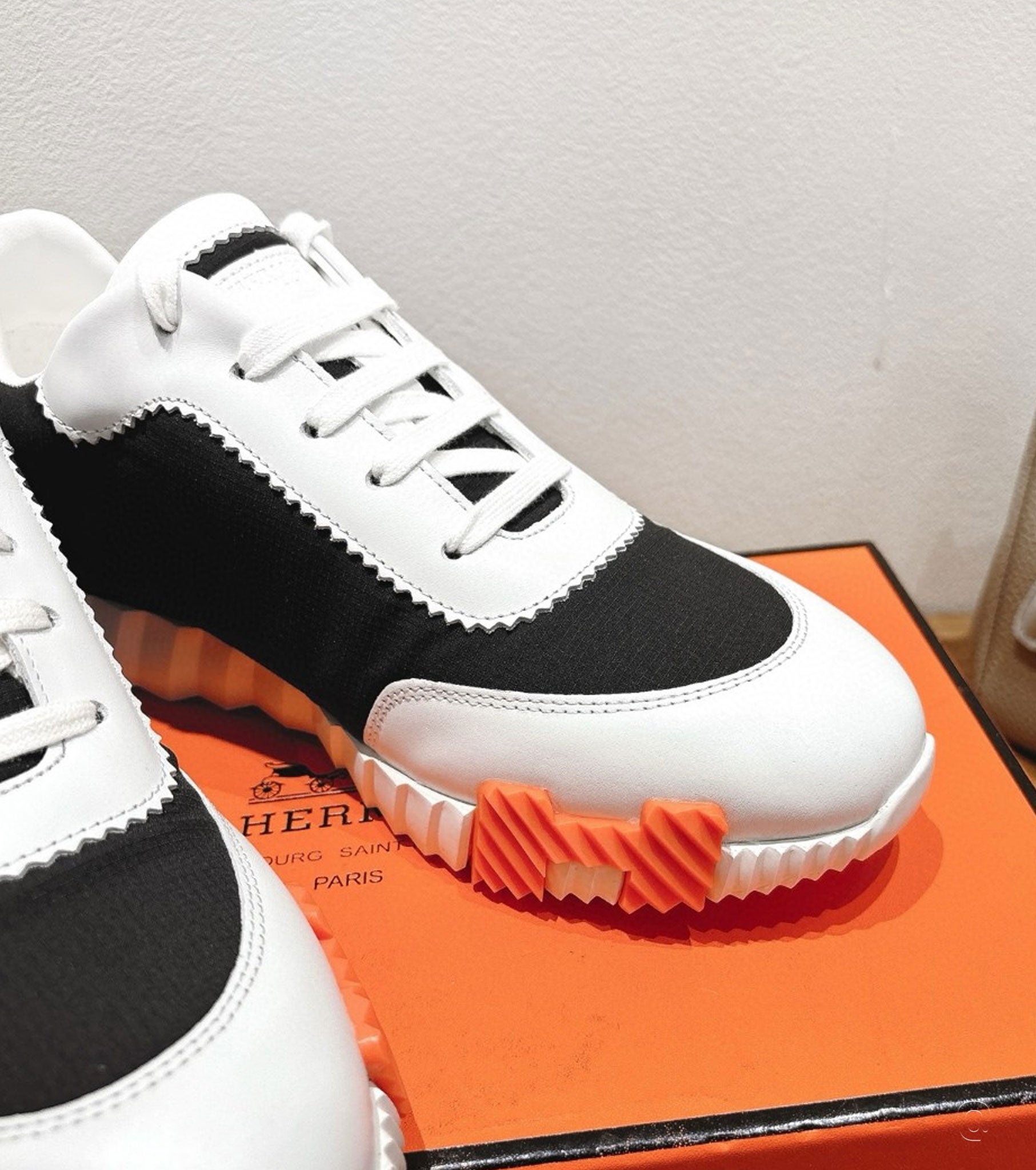 Bouncing sneaker