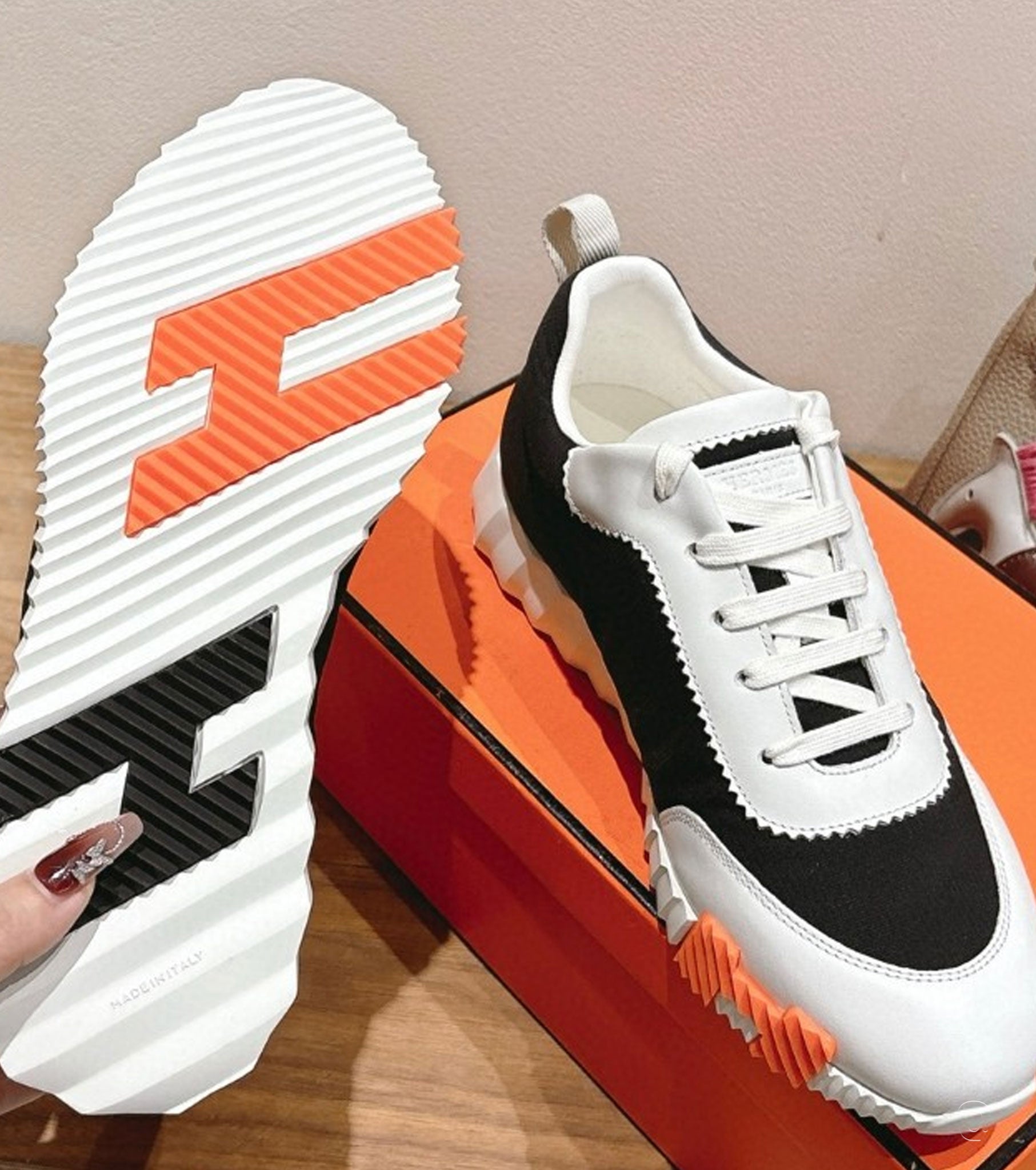 Bouncing sneaker