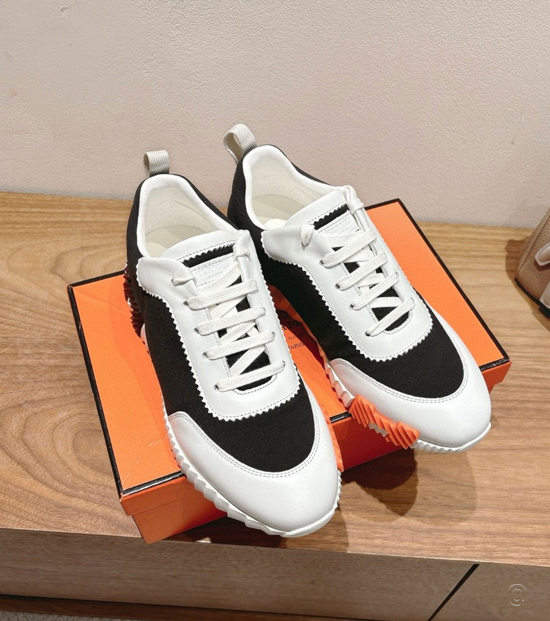 Bouncing sneaker