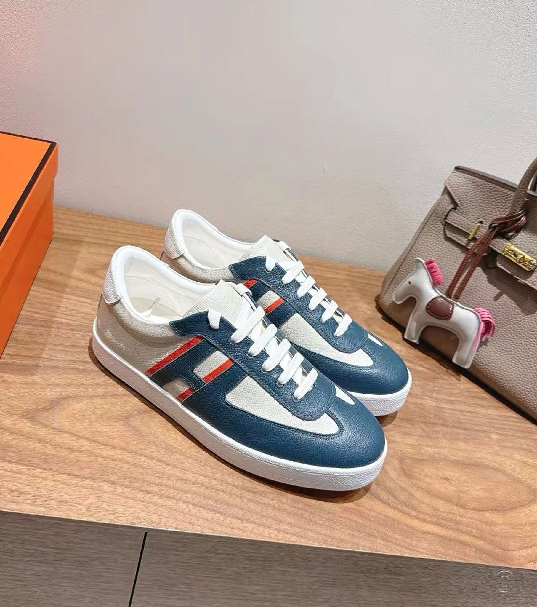 Boomerang sneaker