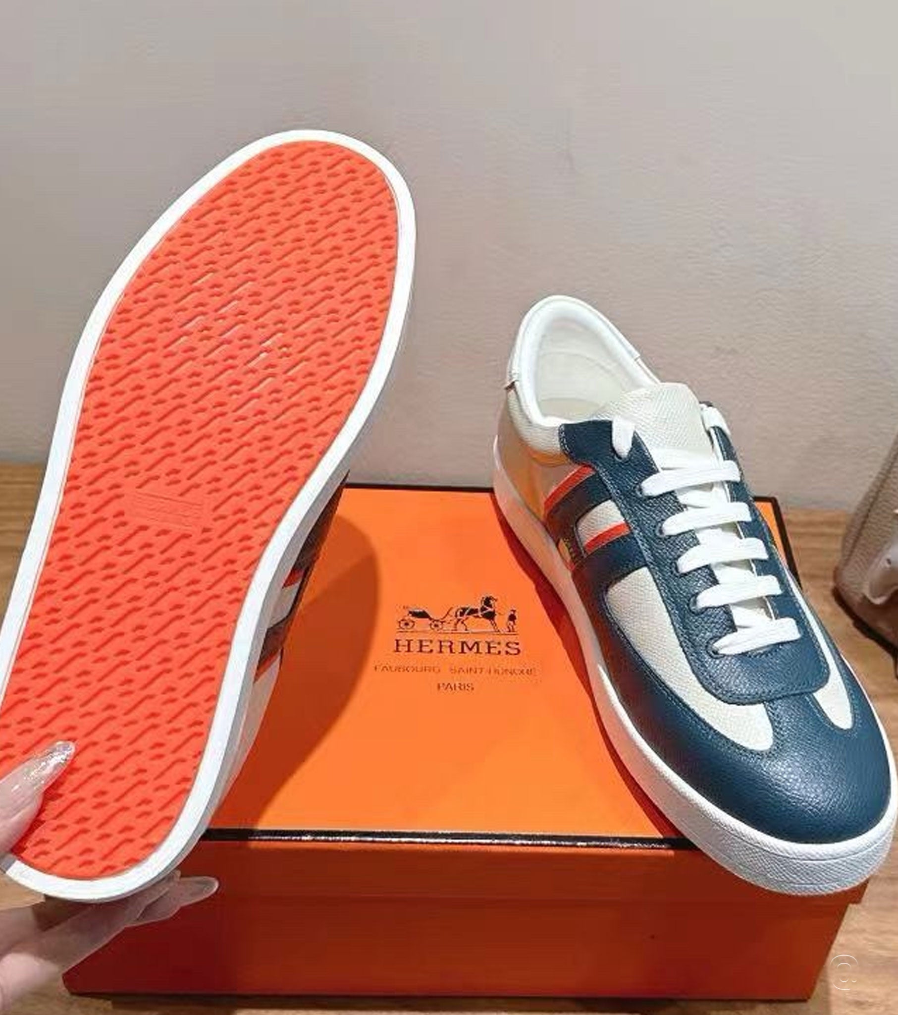 Boomerang sneaker