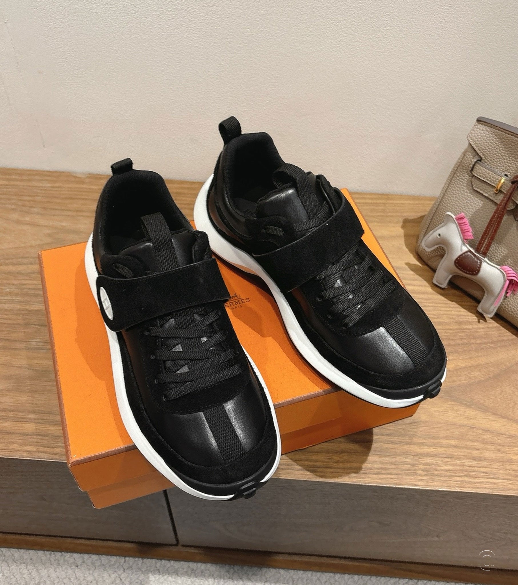 Loop sneaker