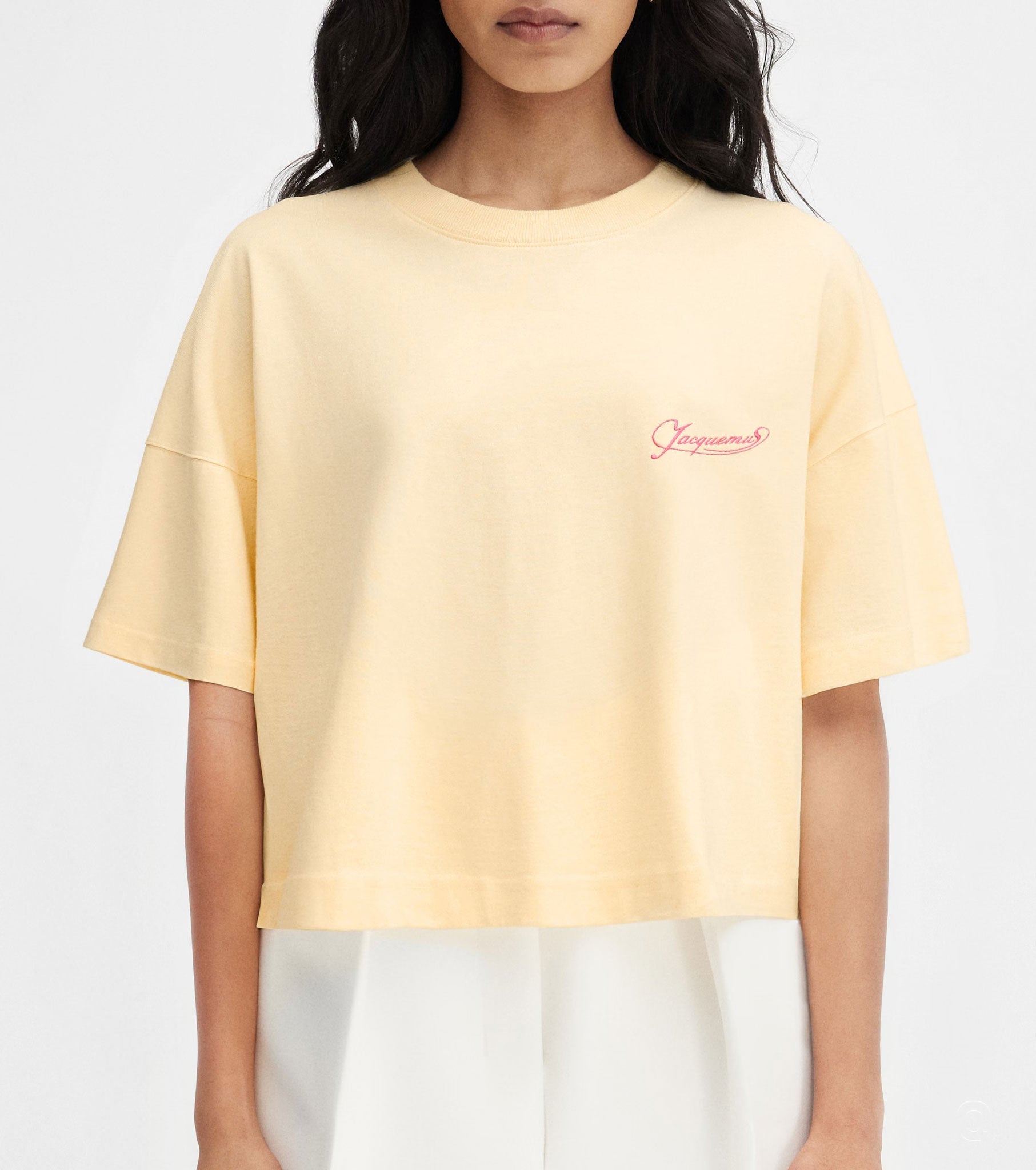 Model wear The Corto t-shirt - Fashion Dose