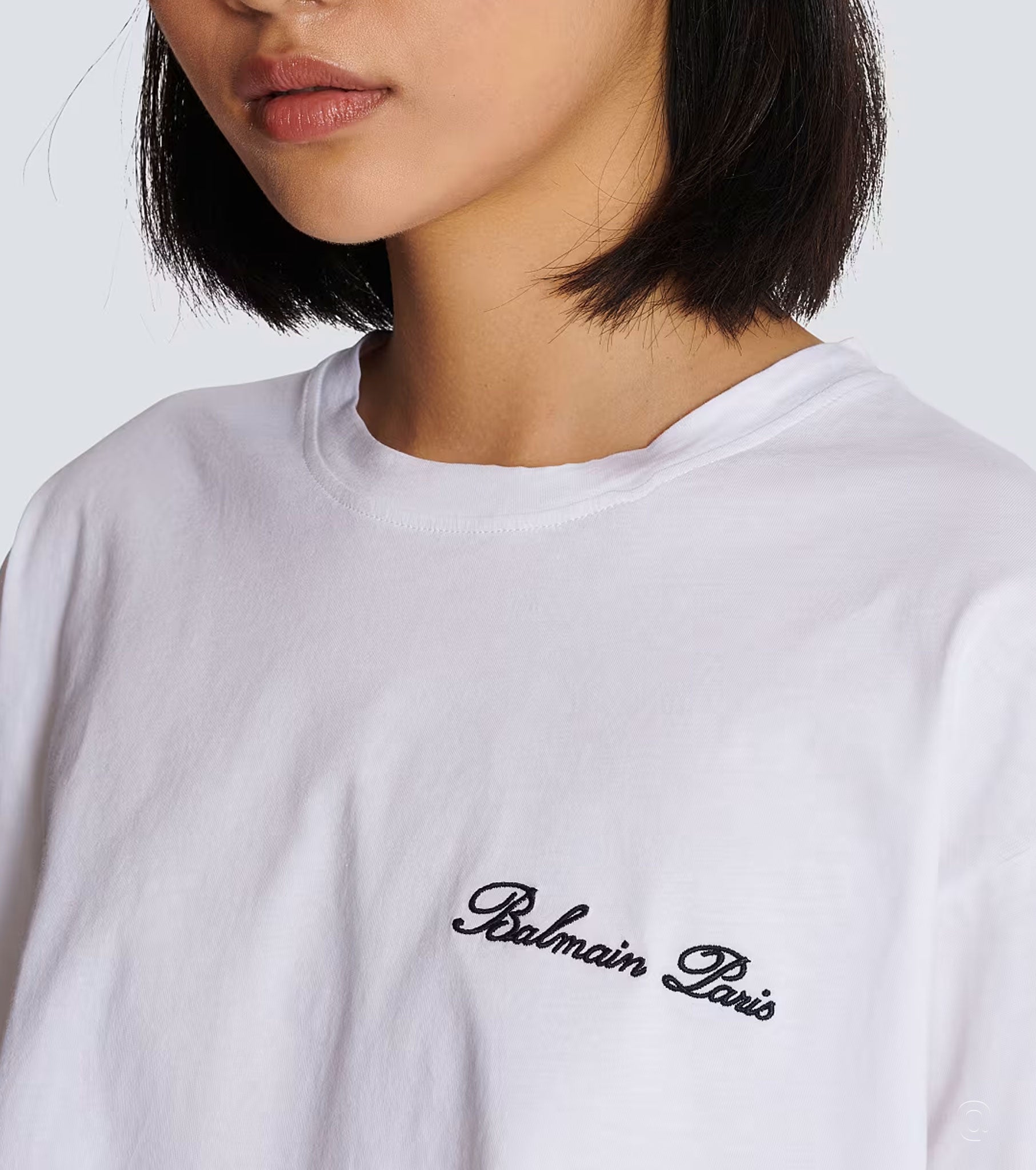 Close-up of model wear Cropped t-shirt with embroidered logo - Fashion Dose